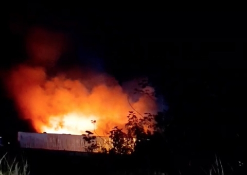 Vídeo: Incêndio destrói galpão de fábrica no Tarumã