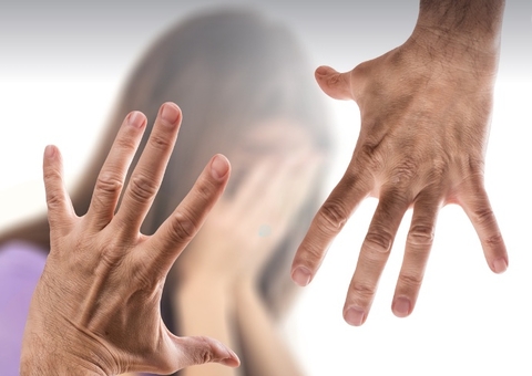 A cada 24 horas, ao menos oito mulheres são vítimas de violência