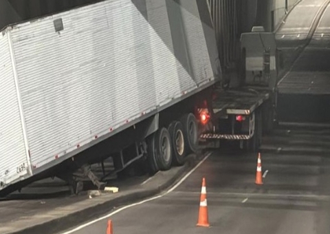 Container tomba em complexo viário em Manaus 