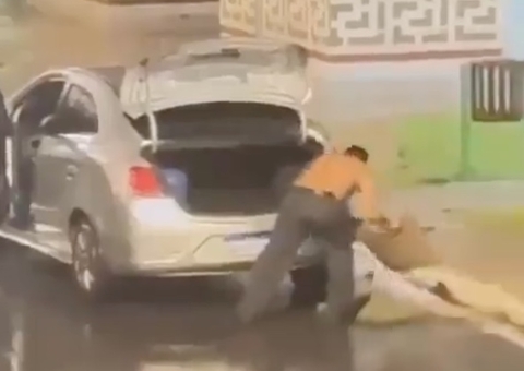 Vídeo: Militar da Aeronáutica é flagrado furtando grama de praça 