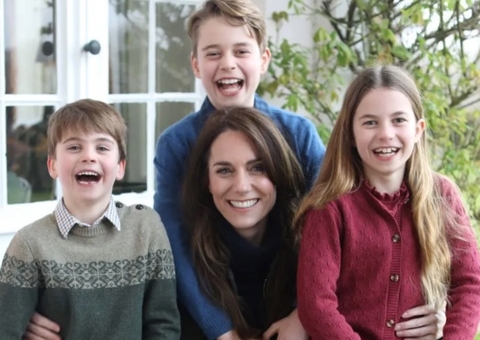 Sem ser vista desde cirurgia, Kate Middleton admite manipulação em foto com os filhos