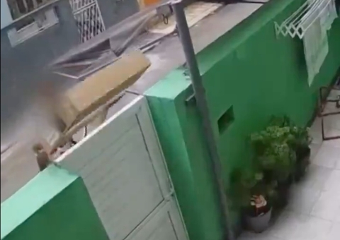 Entregador arremessa TV por cima do portão após dono avisar que não está em casa; vídeo 