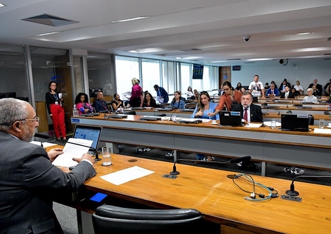 PL propõe que idosos que contratam serviços por telefone assinem contrato pessoalmente