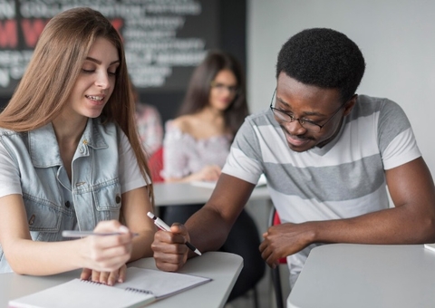 Comissão da Câmara dos Deputados aprova PL que estimula formação de alunos do ensino médio no exterior 