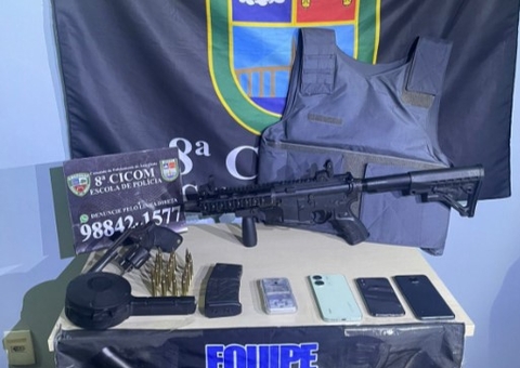 Homem é preso com fuzil ao tentar se esconder da PM na Compensa