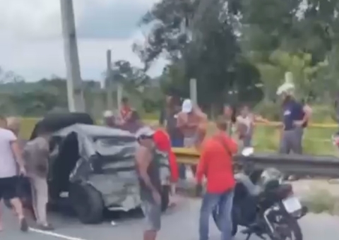 Carro fica destruído em acidente com micro-ônibus na Avenida das Flores; vídeo