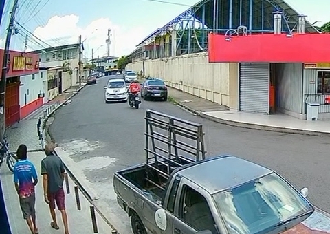 Motoboy fica ferido em colisão frontal com carro no São Jorge; vídeo