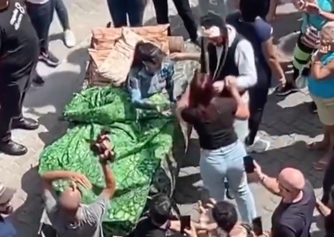 Deitada em cama, Fernanda causa alvoroço em gravação com Diogo Defante