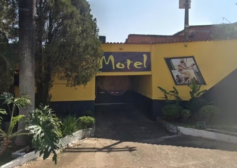 Cliente quebra portão de motel para não pagar conta de suíte presidencial