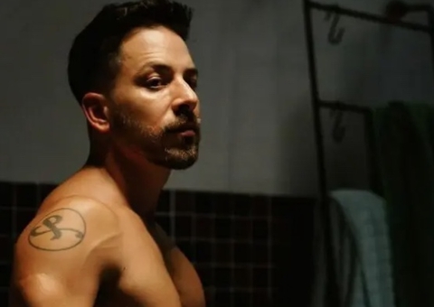 Junior Lima surge pelado em divulgação de novo clipe 