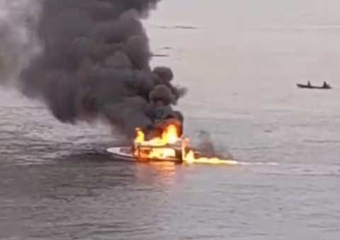 Lancha da Funai com passageiros é destruída durante incêndio em Jutaí