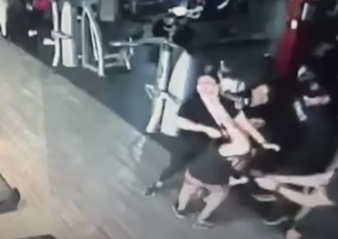 Idosa arranca dedo de mulher em briga por aparelho em academia; vídeo