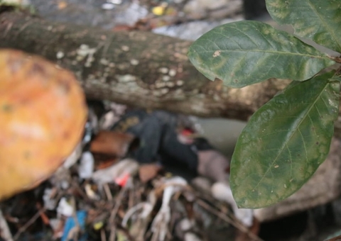 De tornozeleira, homem é encontrado morto em igarapé no conjunto Petros