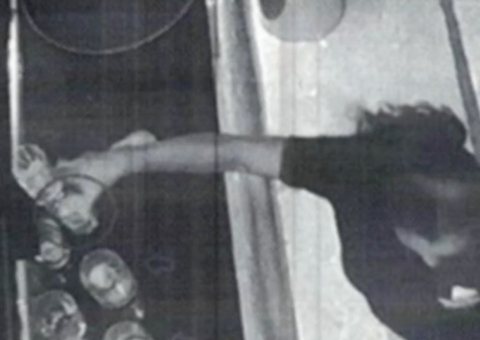 Garçonete retirou copos vazios de bebidas da mesa do motorista do Porsche antes do acidente; vídeo