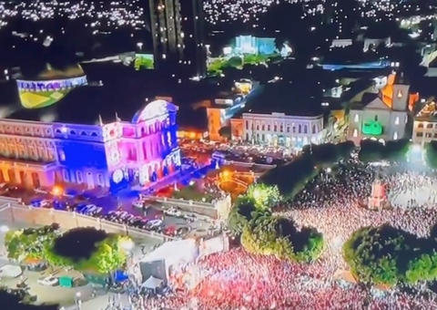 Multidão lota Largo de São Sebastião para torcer por Isabelle na final do BBB 24