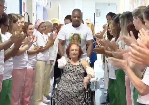 Escritora atacada por pitbulls recebe alta médica e é aplaudida ao sair de hospital