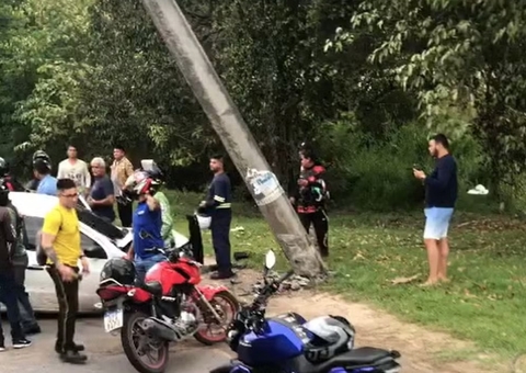 Três pessoas ficam feridas após carro bater contra poste no Distrito Industrial