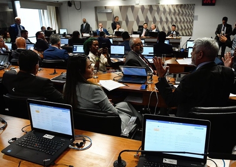 Projeto que estende cotas para negros em concursos públicos avança no Senado