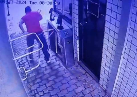 Vídeo mostra homem fugindo após decapitar funcionário de hospital