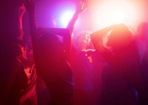 Lei que protege mulheres em bares e shows em Manaus é sancionada