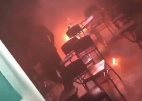 Sala de aula de escola em Manaus pega fogo e deixa alunos desesperados; vídeo