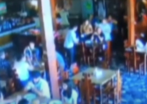 Garçom mata vereador a facadas na frente de clientes em restaurante; vídeo