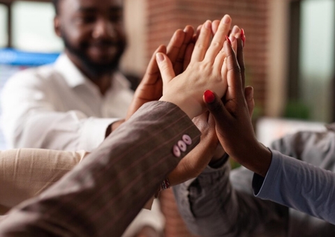 Semana de 4 dias: empresas relatam menos estresse e mais criatividade de trabalhadores após testes