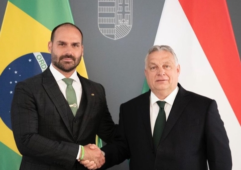 Eduardo Bolsonaro entrega medalha de “imbrochável” para primeiro-ministro da Hungria