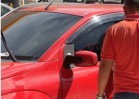 Mulher deixa criança em carro e agride jornalista após ser filmada em Manaus; vídeo