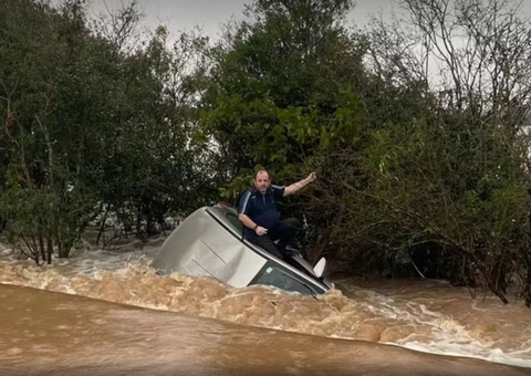 Homem é resgatado após passar 15 horas sobre carro submerso