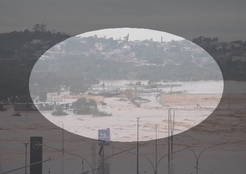 Balsa bate contra ponte durante enchente no RS; veja vídeo 