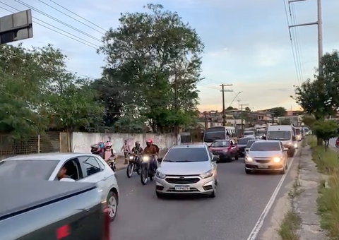 Trânsito fica travado após acidente entre caminhão e carreta na Av. Autaz Mirim