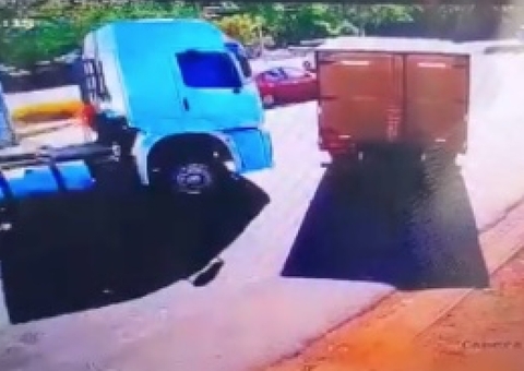 Vídeo mostra acidente entre caminhão e carreta que deixou homem ferido em Manaus