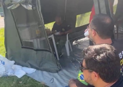 Servidores da Segurança acampam em frente à sede do governo e exigem pagamento de data-base