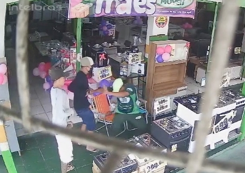 Vídeo mostra funcionário da Apa Móveis sendo executado por dupla em Manaus
