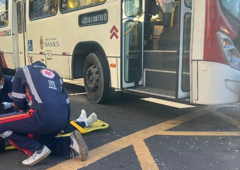 Passageiros ficam feridos durante acidente entre ônibus na avenida Getúlio Vargas