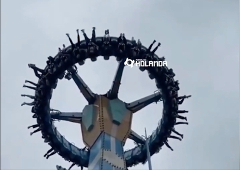 Vídeo: Pessoas ficam de cabeça para baixo após brinquedo travar "no ar" em parque de diversões