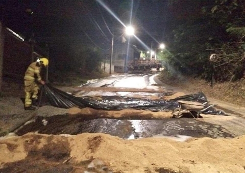 Carreta tombada tem combustível vazado e moradores evacuam casas e galpões por risco de explosão