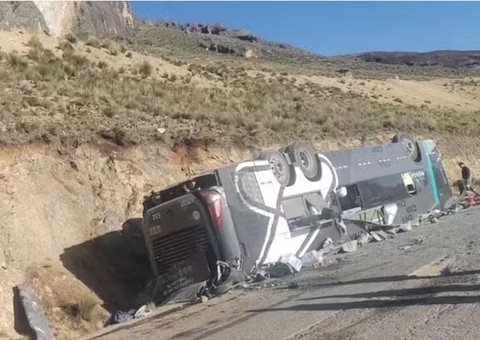Acidente de ônibus deixa 13 mortos e dezenas de feridos