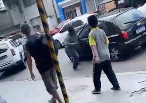 Homem ataca a socos motorista durante briga de trânsito em Manaus; vídeo