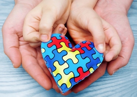 Lei garante até 2 acompanhantes para pessoas com TEA nas unidades de saúde do AM 