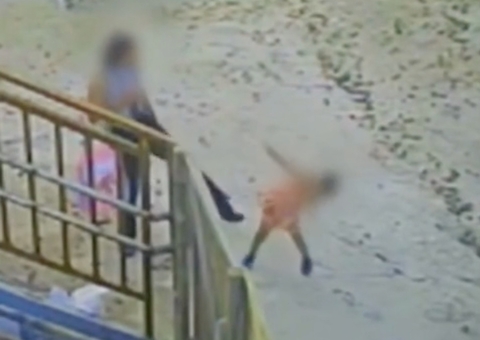Mãe derruba filha com chute na cabeça após buscá-la em creche; vídeo