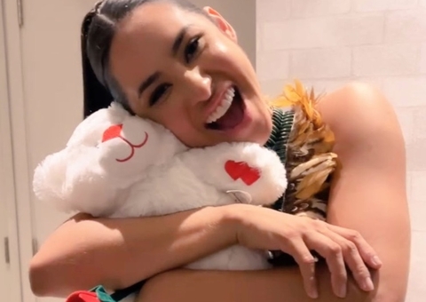 Vídeo: Isabelle ganha ursinho de pelúcia com voz de Matteus