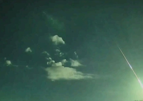 Fragmento de cometa ilumina céu e imagem viraliza nas redes