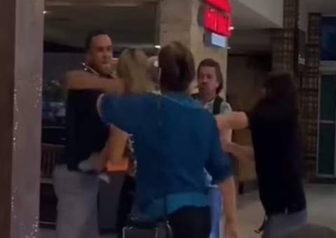 Clientes trocam socos em confusão por máquina de bichos de pelúcia; veja vídeo