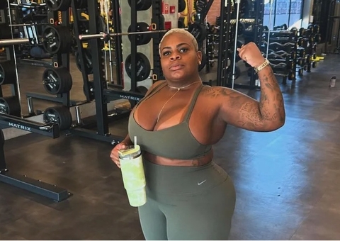 Vídeo: Jojo Todynho rebate críticas por ser fumante mesmo frequentando igreja: 'problema meu'