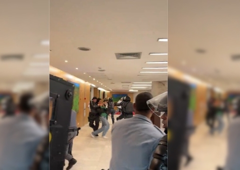 Estudantes são agredidos durante manifestação na Alesp; vídeo