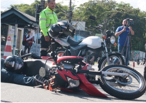 Esposa de motociclista se desespera ao encontrar marido morto após acidente; vídeo
