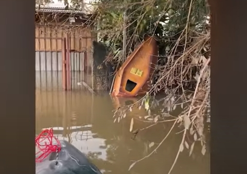 Voluntários encontram caixões boiando em enchente do RS