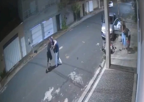 Casal reage a assalto e espanca criminosos; vídeo 